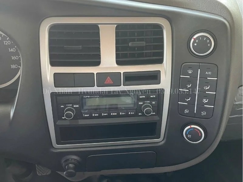 Cửa gió và hệ thống giải trí trên xe H150