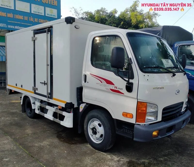 Hyundai N250 thùng kín composite màu trắng