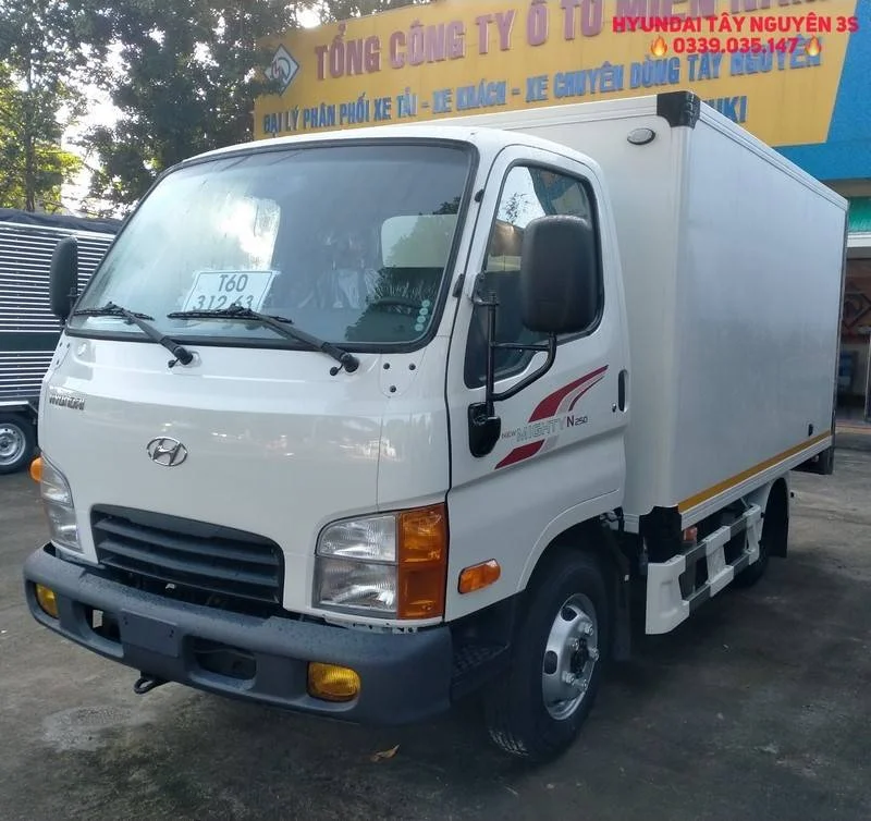 Hyundai N250 thùng kín composite màu trắng