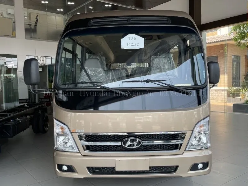 Kính lái trước cỡ lớn và cần gạt kính
