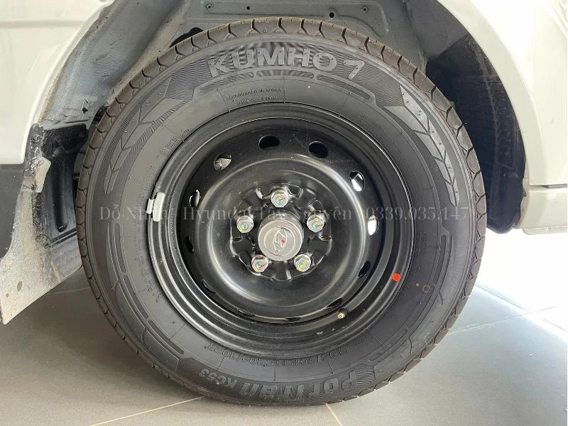 Lốp trước của xe Porter 1.4 tấn