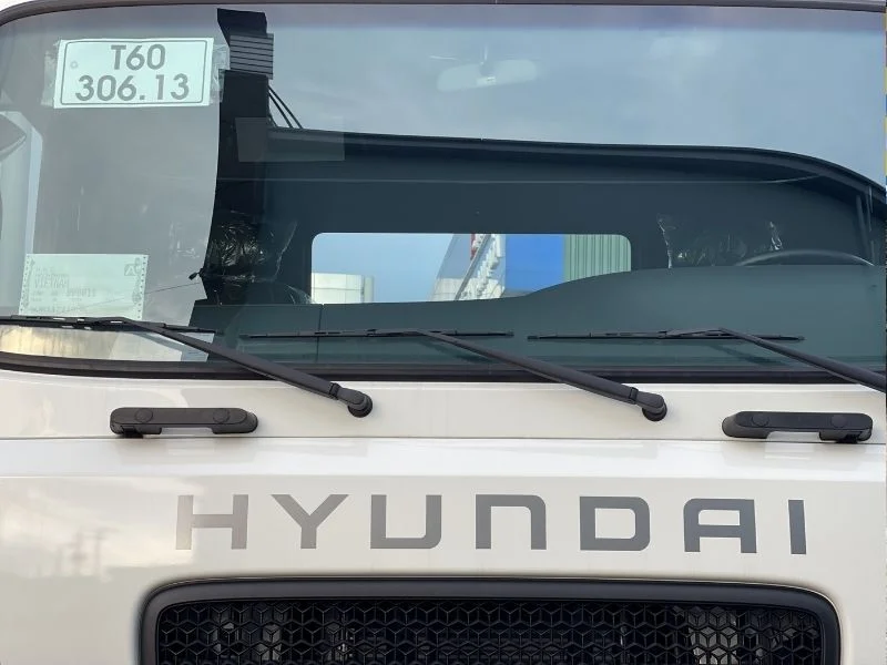 Tay nắm phía trước và cần gạt mưa Hyundai HD1000
